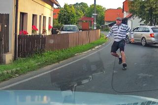Celé nesestříhané video konfliktu s agresivním psychopatem a jeho sprint hlavou proti autu | Brněnská odchytová – dashcam